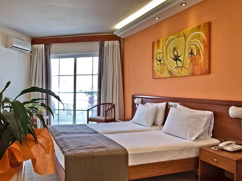 Miramare Bay Hotel 卡尔帕索斯 外观 照片